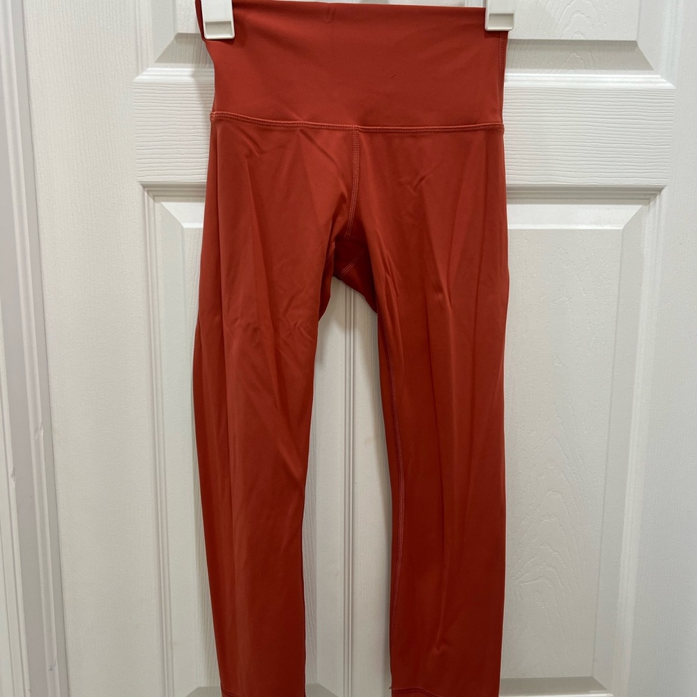 Lululemon size 2 high rise Capri leggings only worn once smoke free home